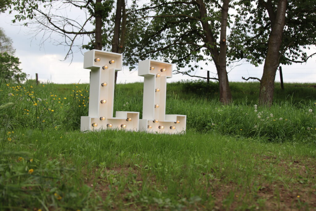 2 Letters bruiloft in het gras